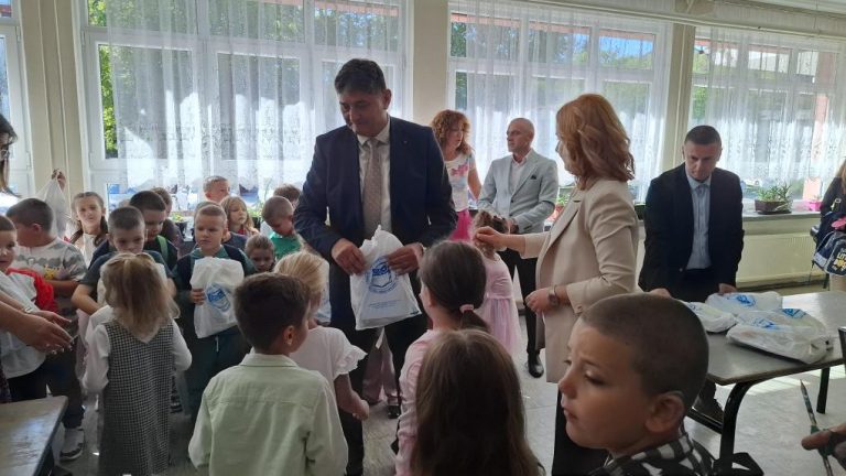 Školski pribor uručen prvačićima