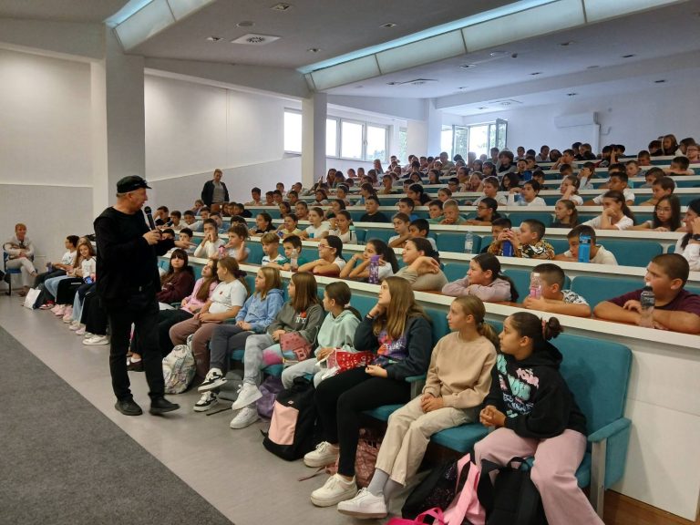 Popularni pisac za djecu Uroš Petrović družio se danas sa školarcima (FOTO)