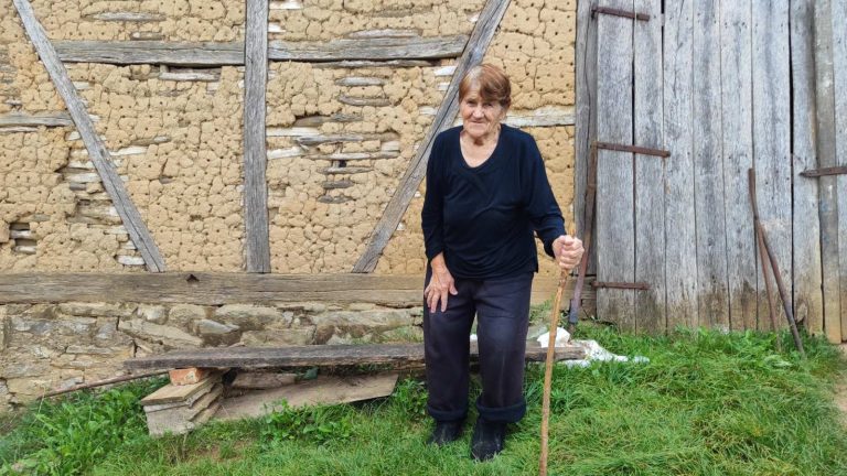 Priča o Ljubi Jajčanin (89), simpatičnoj baki koja pomaže ljudima u nevolji