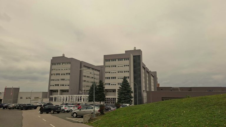 UKC RS: Od sutra zabranjene posjete pacijentima