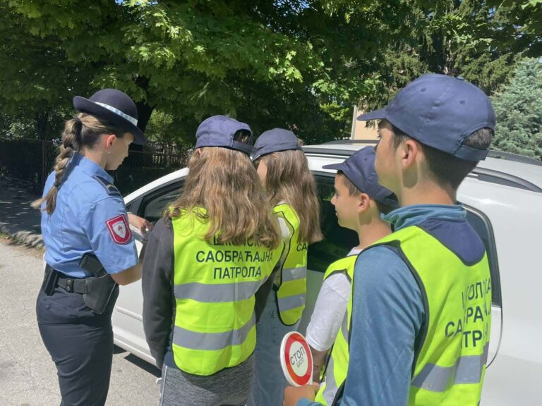Učenici uspješno položili test za članove školske saobraćajne patrole
