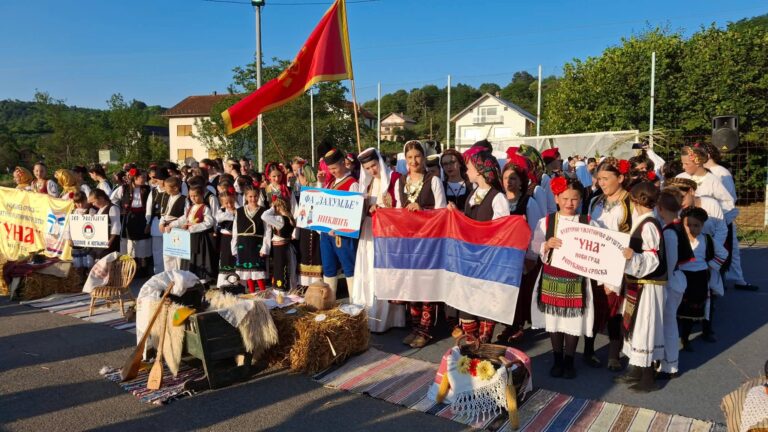 Najmlađi folkloraši i gosti iz regiona na smotri „Povedi kolo veselo“ 