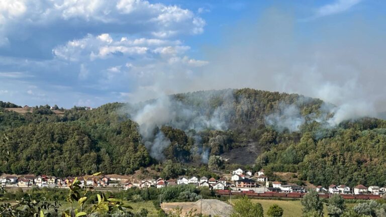 Tri požara u isto vrijeme na različitim lokacijama, vatrogasci spriječili širenje