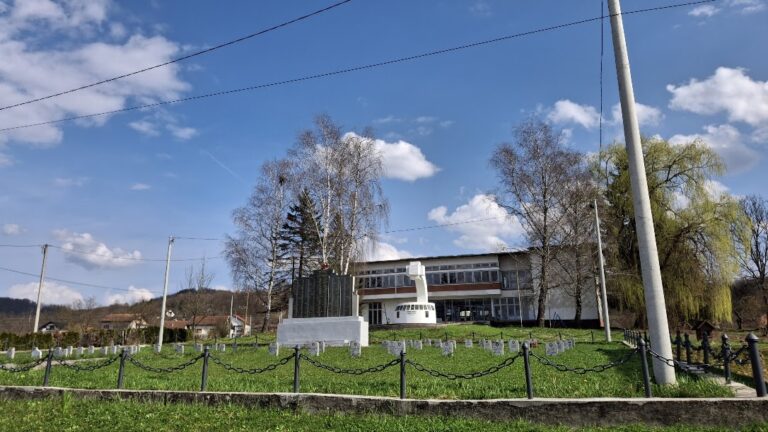 Sutra parastos i polaganje vijenaca u Dobrljinu