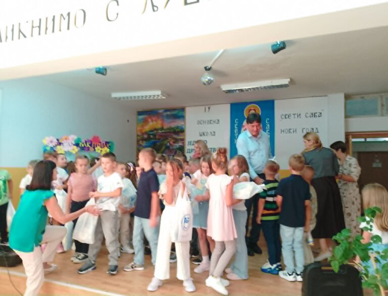 Prvačići dobili školski pribor